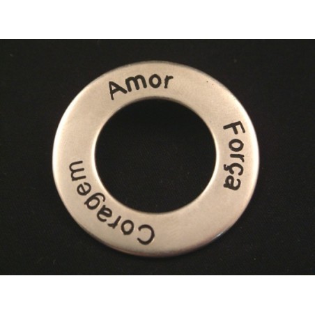 Argola Zamak Achatada "Amor, Coragem, Força" 38mm Prata Velha