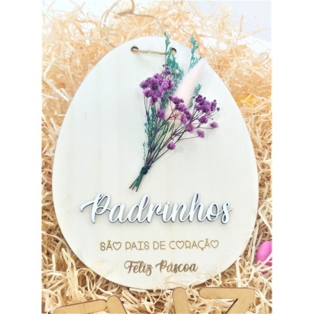 Ovo da Páscoa com ramo de flores secas